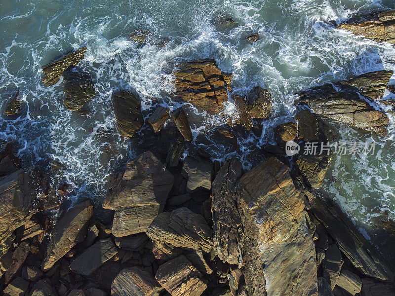 在泰国罗勇的Khao Laem Ya，海浪撞击岩石的空中景观视图(无人机拍摄)
